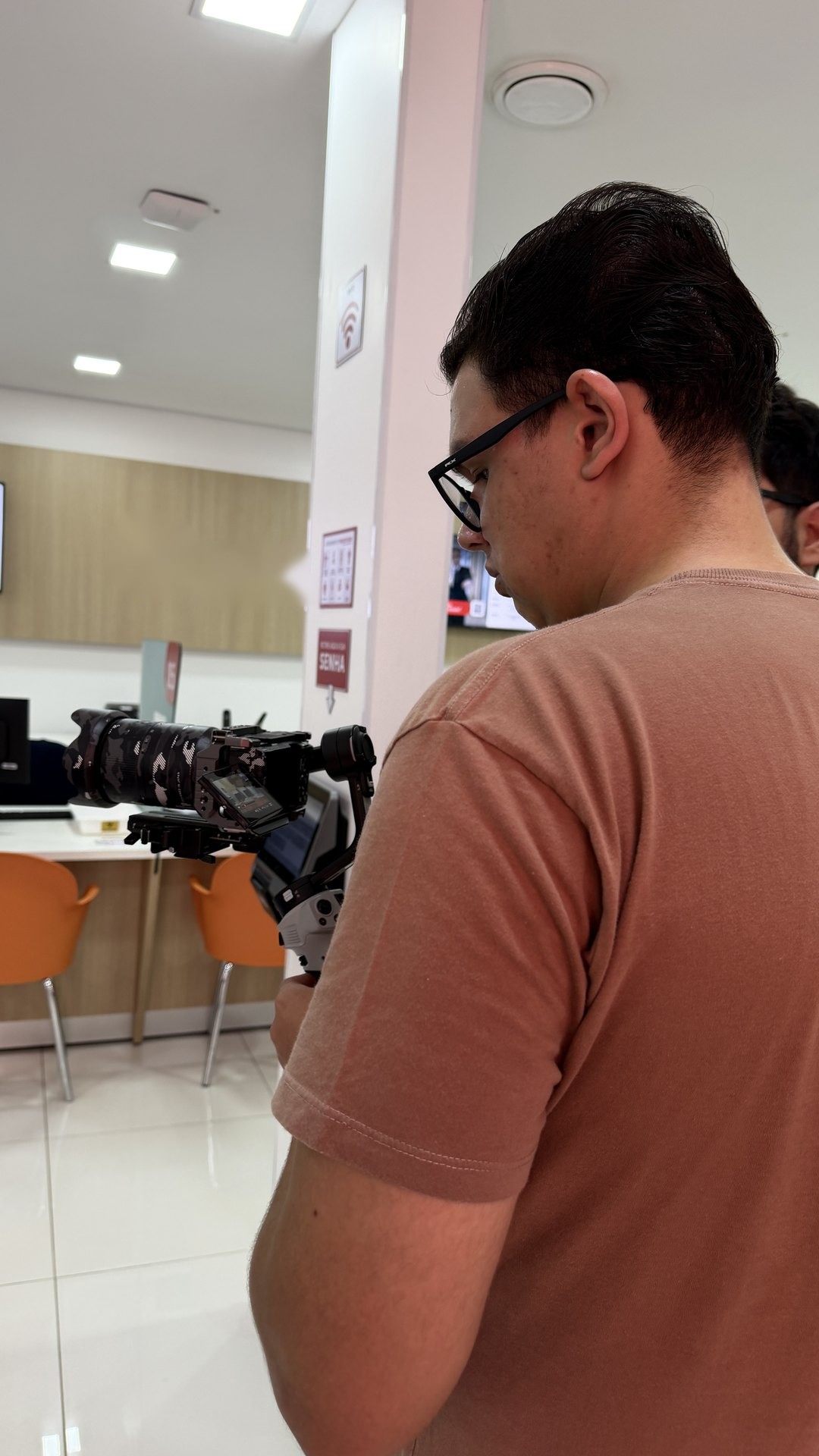 Gravação com estabilizador na recepção de uma clínica